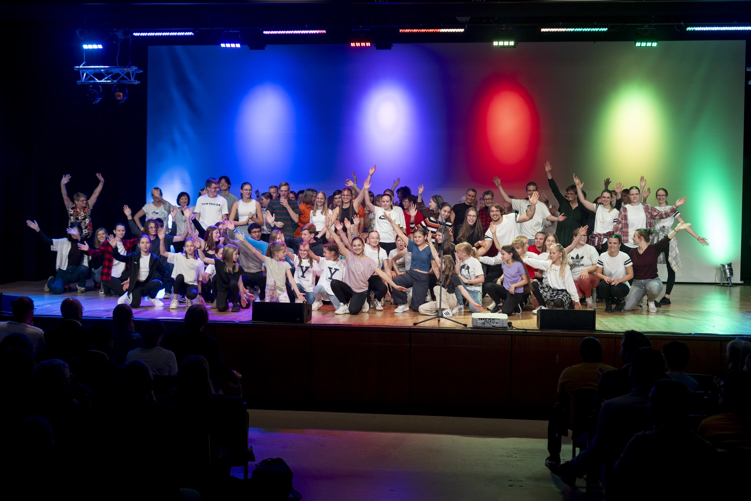 BürgerservBürgerservice für Migranten - Tanzschule Kwiatkowski!ice für Migranten – Anastasia & Robert  & crew